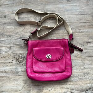 Coach Pink Pebbled Leather Vintage Turnlock SoHo Swingpack Crossbody Bag Purse